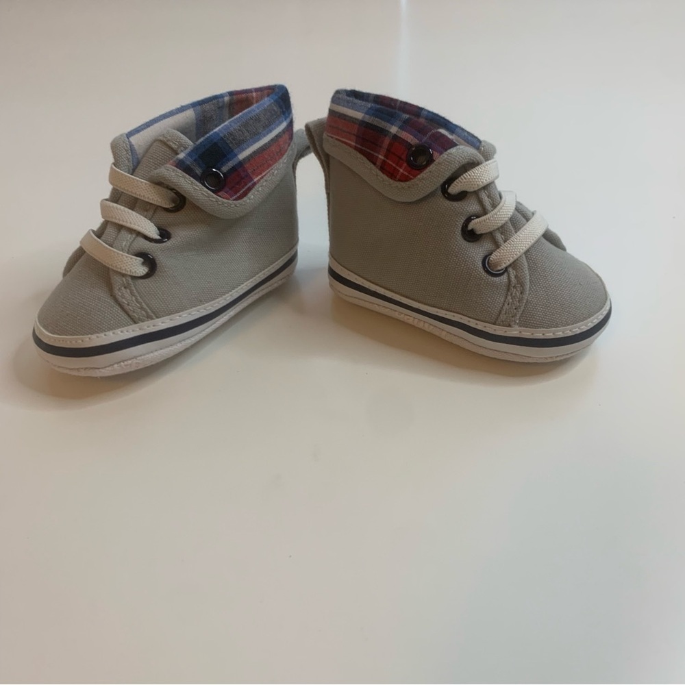 Stylish Gray Baby Walker Shoes with Plaid Detail - Picture 3 of 5